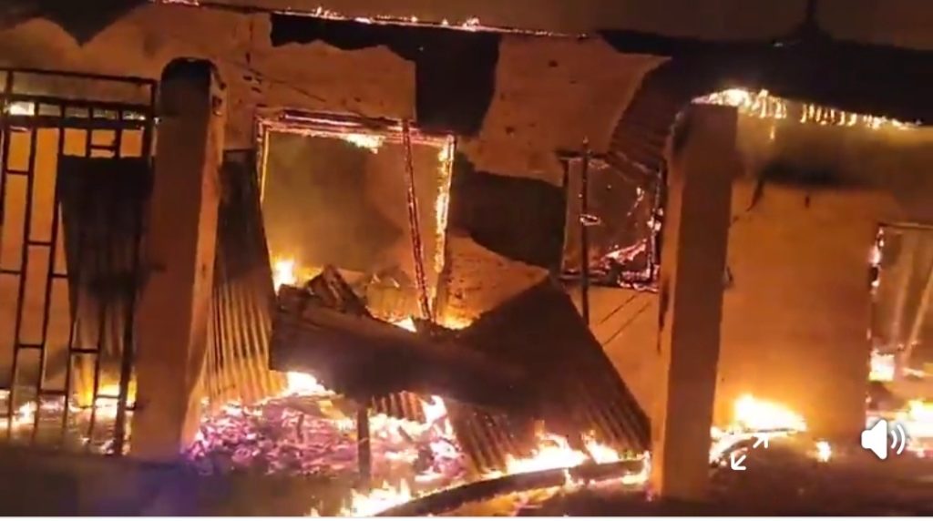 Dabola/ Un violent incendie d’origine inconnue a ravagé 12 magasins dans la nuit d’hier á Dabola.